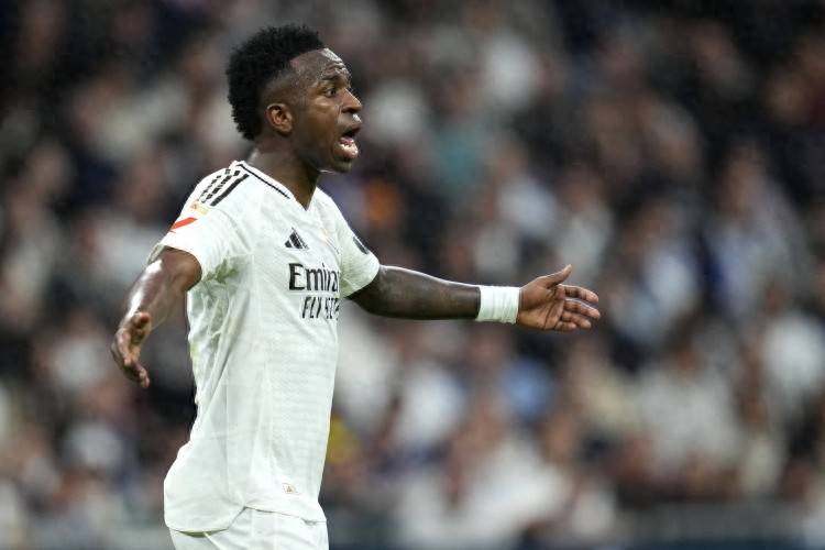 从金球热门到皇马替补，维尼修斯11个月走下神坛，皇马下最后通牒